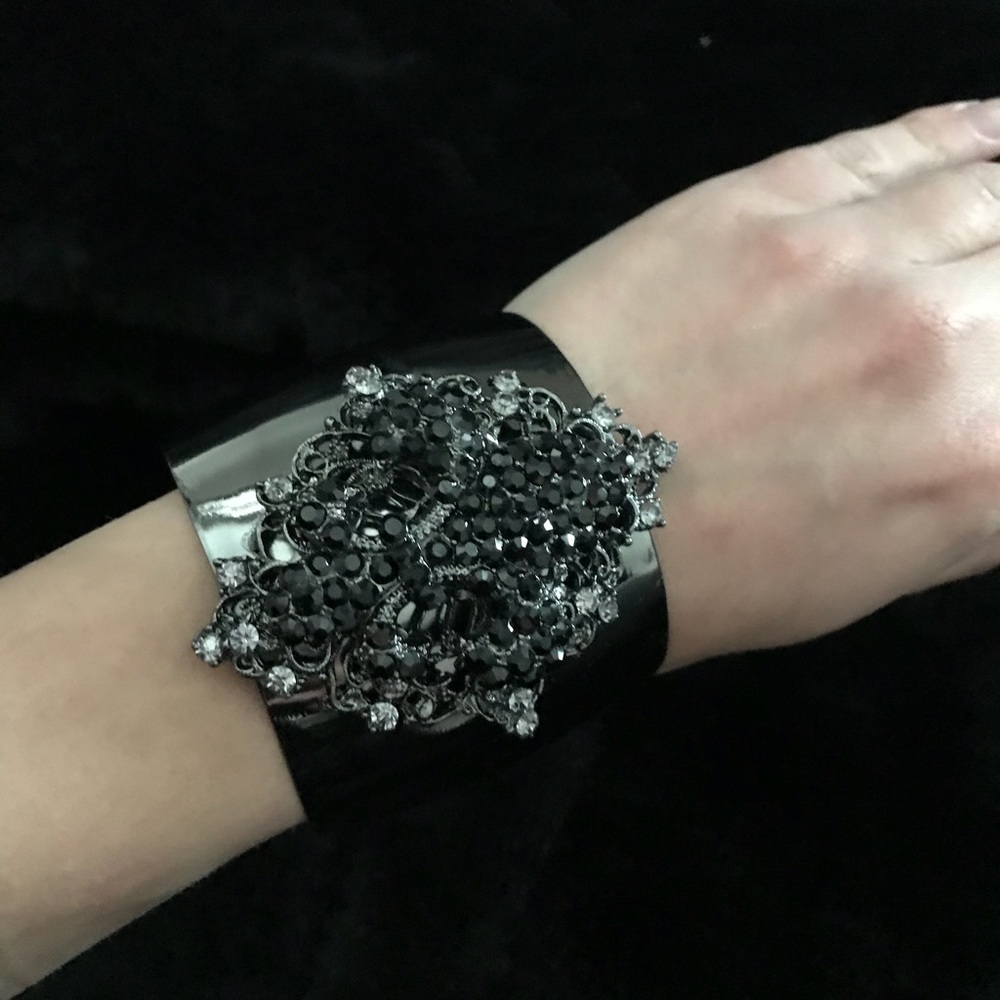 Large metal cuff bracelet - Picture 4 of 4